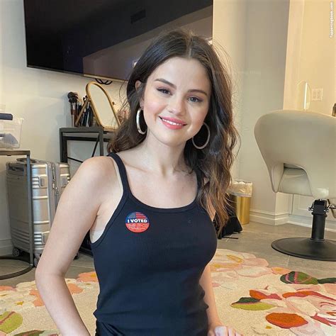 The Online Speculations about Selena Gomez’s Appearance. After fans said her famous boobs looked fake, in September 2018, Selena Gomez quickly deleted Instagram photos showing her sitting with a cocktail in a sexy off-the-shoulder dress. She wore her hair in a high ponytail to keep the focus on her breasts. “So that’s where she’s been.
